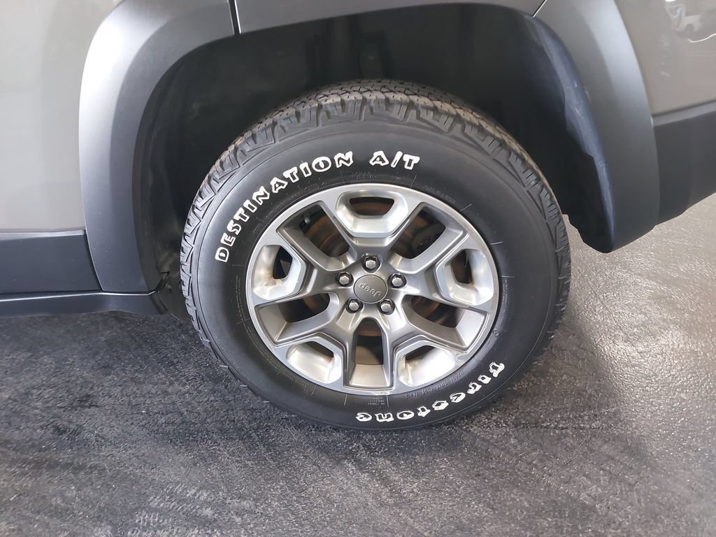 Used 2019 Jeep Cherokee Trailhawk w/ Comfort/Convenience Group AWD/4WD image 33