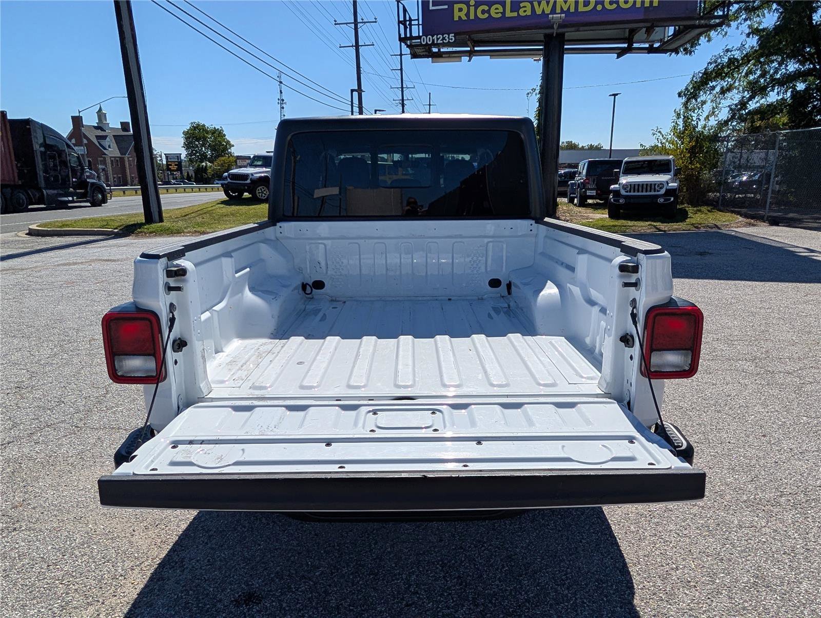 Used 2023 Jeep Gladiator Overland image 12