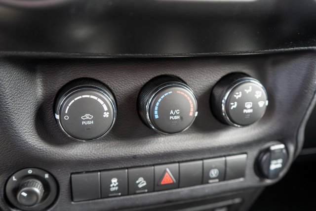 Used 2017 Jeep Wrangler Unlimited Rubicon w/ Connectivity Group image 27