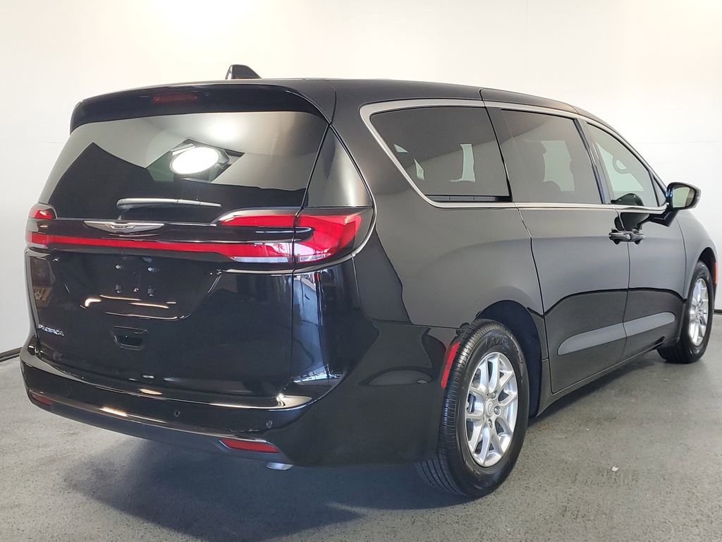 New 2026 Chrysler Pacifica Select image 6