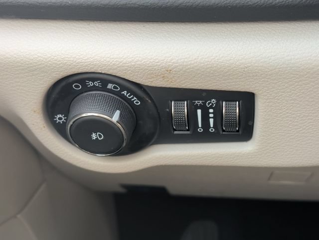 Used 2024 Chrysler Pacifica Touring-L FWD image 20