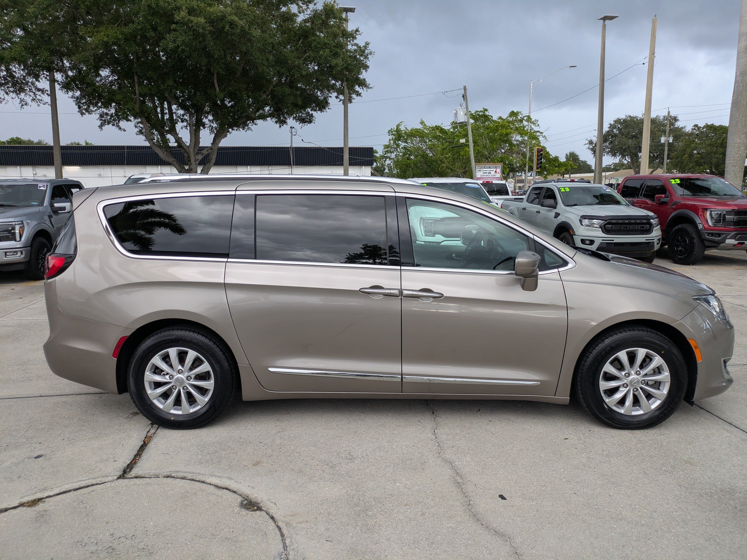 Used 2018 Chrysler Pacifica Touring-L FWD image 3