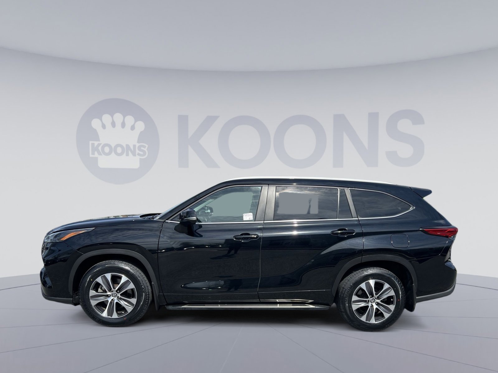 Used 2023 Toyota Highlander XLE image 2