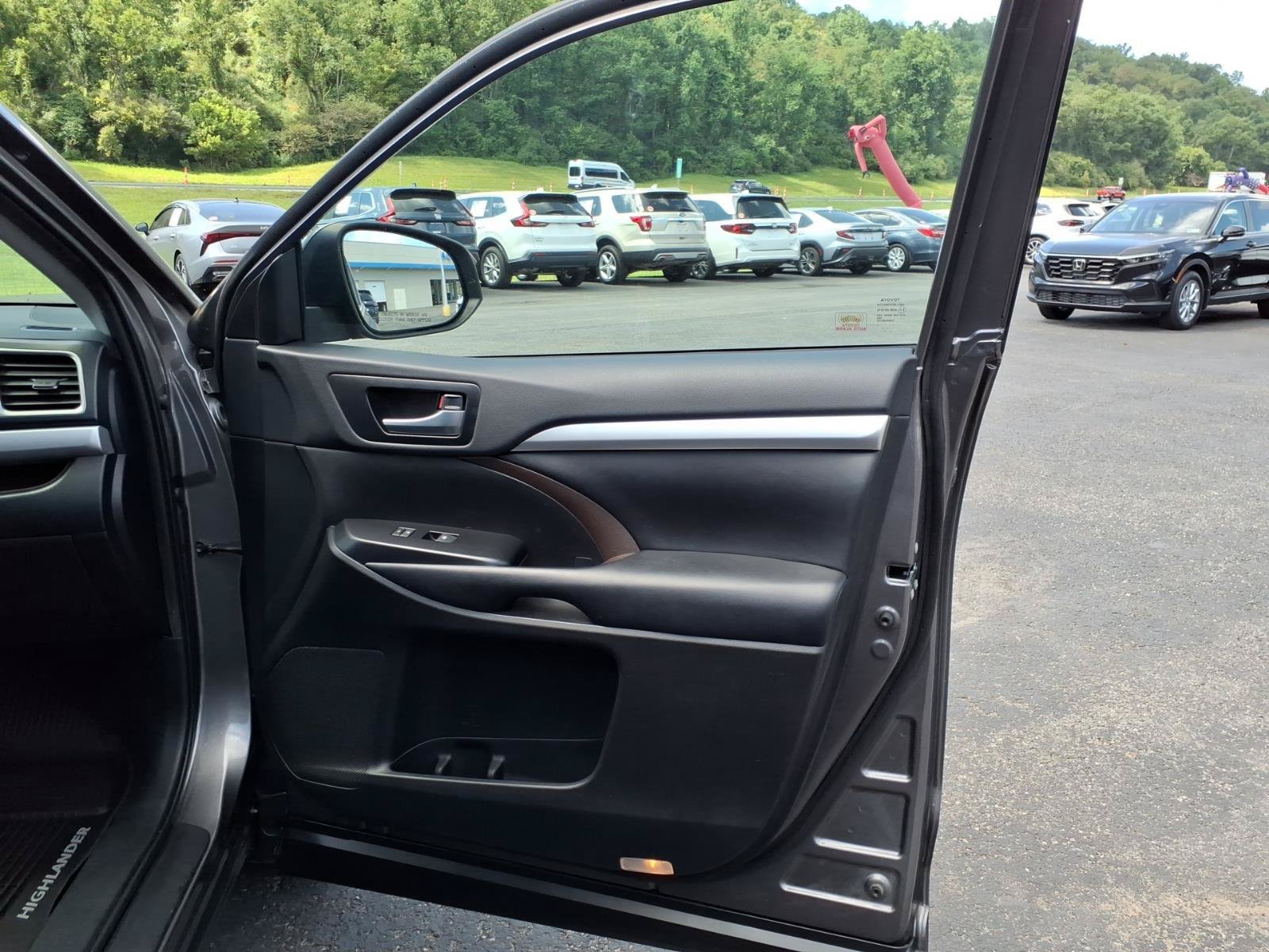Used 2019 Toyota Highlander XLE AWD/4WD image 18