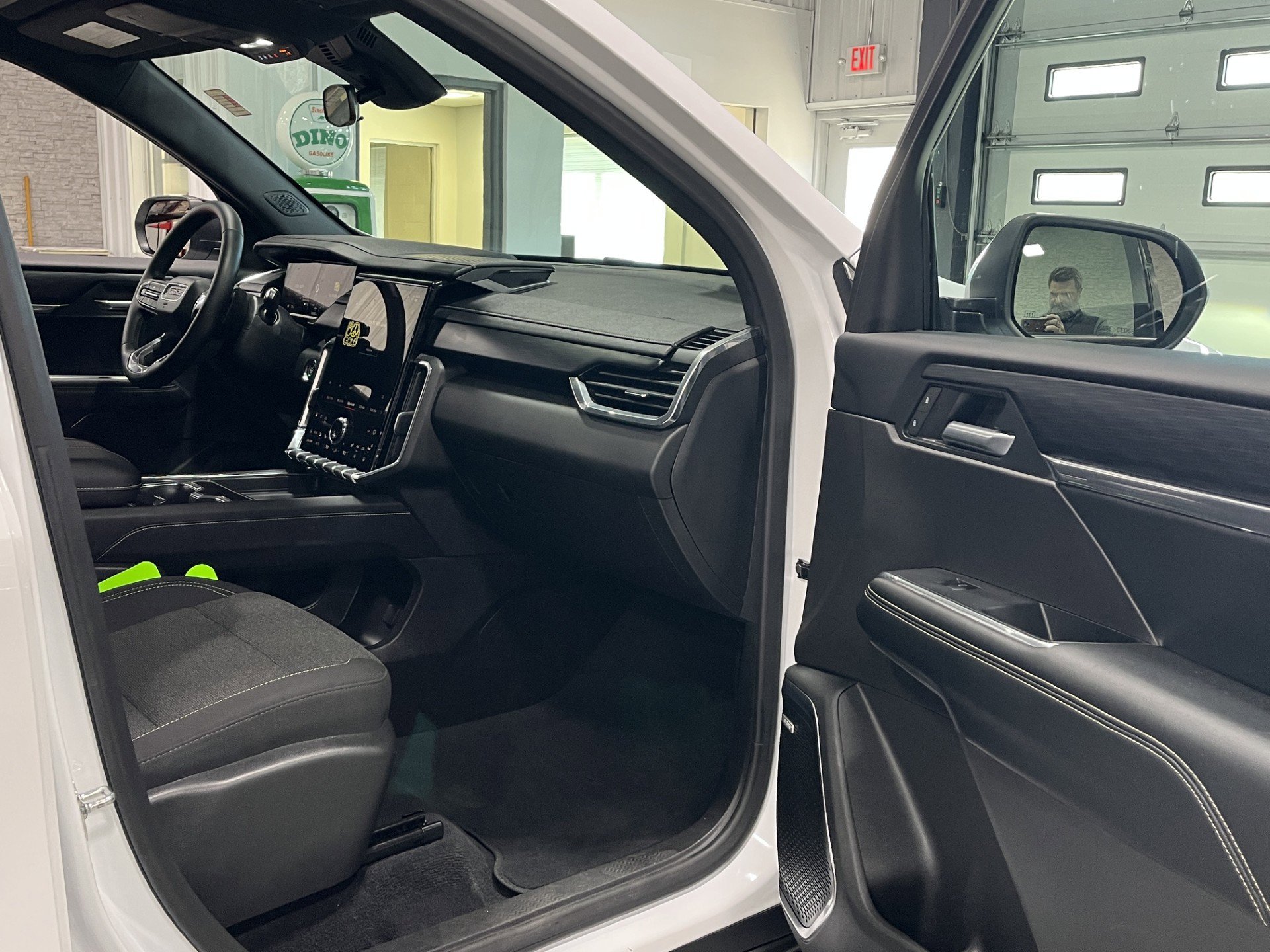 Certified 2025 GMC Acadia Elevation FWD image 8