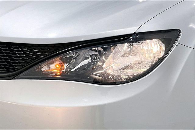 Used 2022 Chrysler Voyager LX image 34