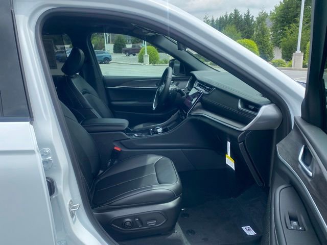 New 2025 Jeep Grand Cherokee L Limited w/ Luxury Tech Group II image 30