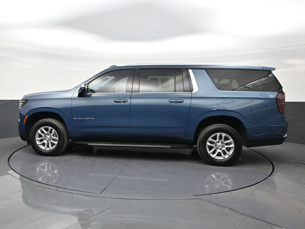 Used 2025 Chevrolet Suburban LS RWD image 2
