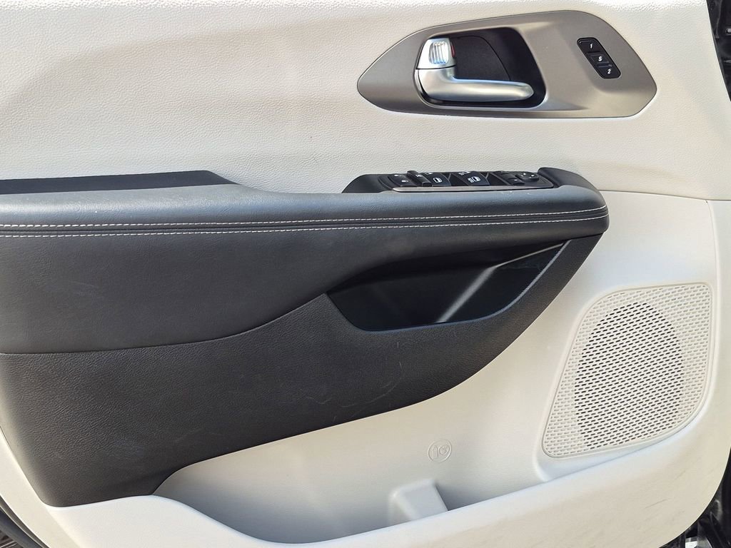 Certified 2023 Chrysler Pacifica Touring-L FWD image 13