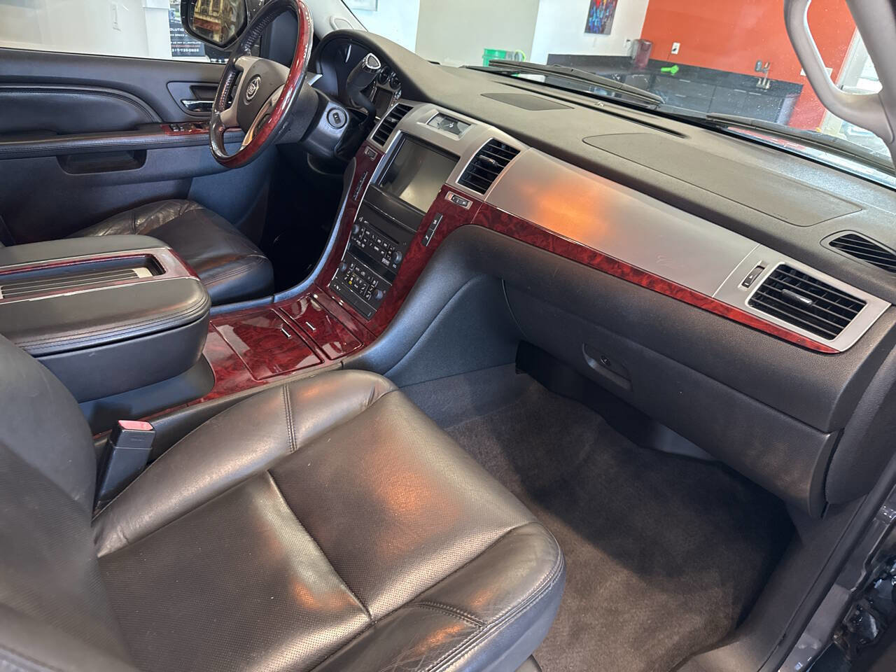 Used 2011 Cadillac Escalade Luxury image 21