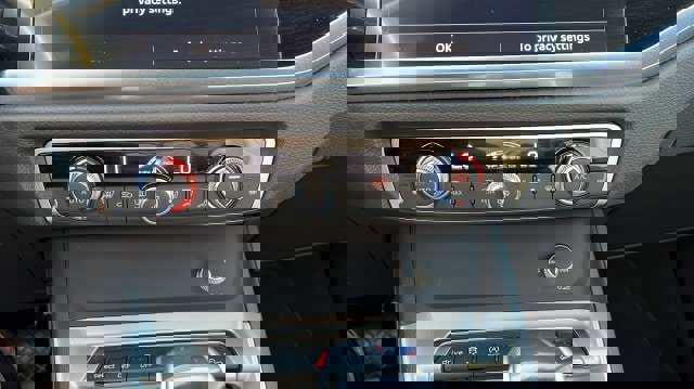 Used 2025 Audi Q3 2.0T Premium image 27