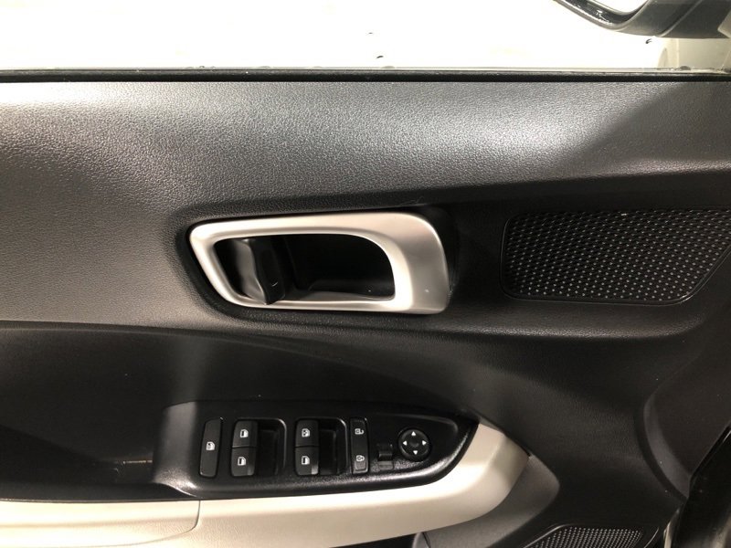 Used 2023 Hyundai Venue SEL image 21