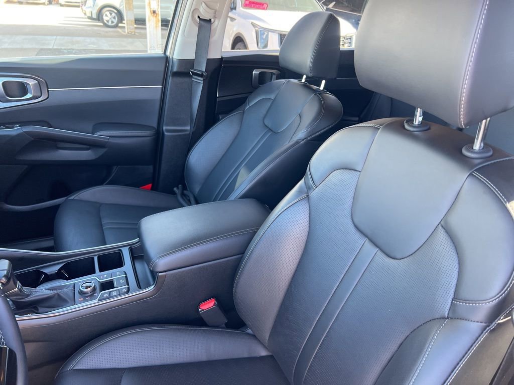 Certified 2025 Kia Sorento S image 5