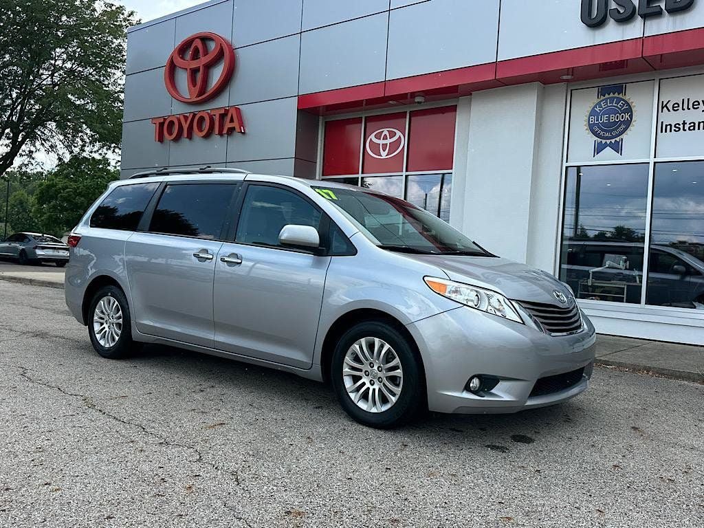 Used 2017 Toyota Sienna XLE Premium FWD image 10