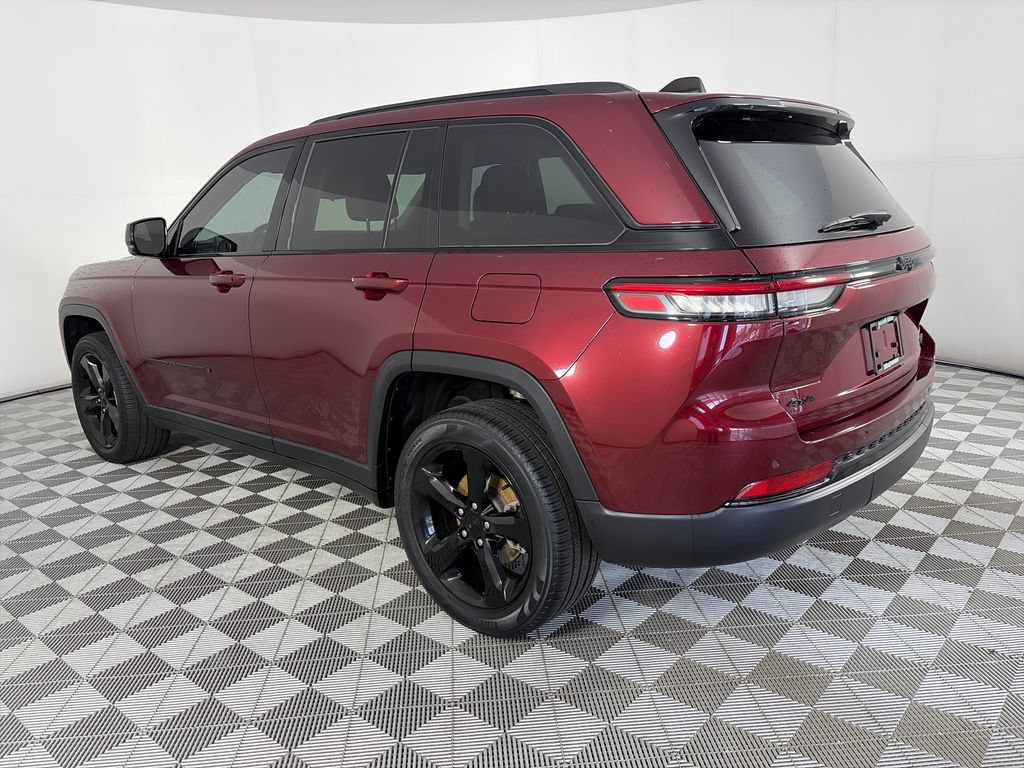 Used 2023 Jeep Grand Cherokee Limited w/ Black Appearance Package AWD/4WD image 5