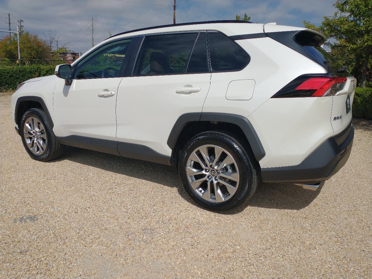 Used 2022 Toyota RAV4 XLE Premium image 12