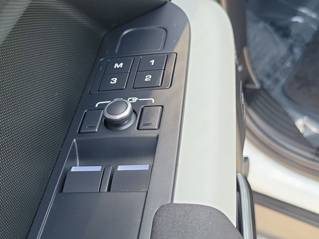Used 2023 Land Rover Defender 90 X-Dynamic SE image 18