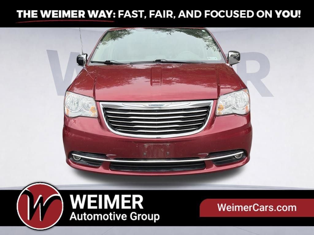 Used 2016 Chrysler Town & Country Touring-L FWD image 2