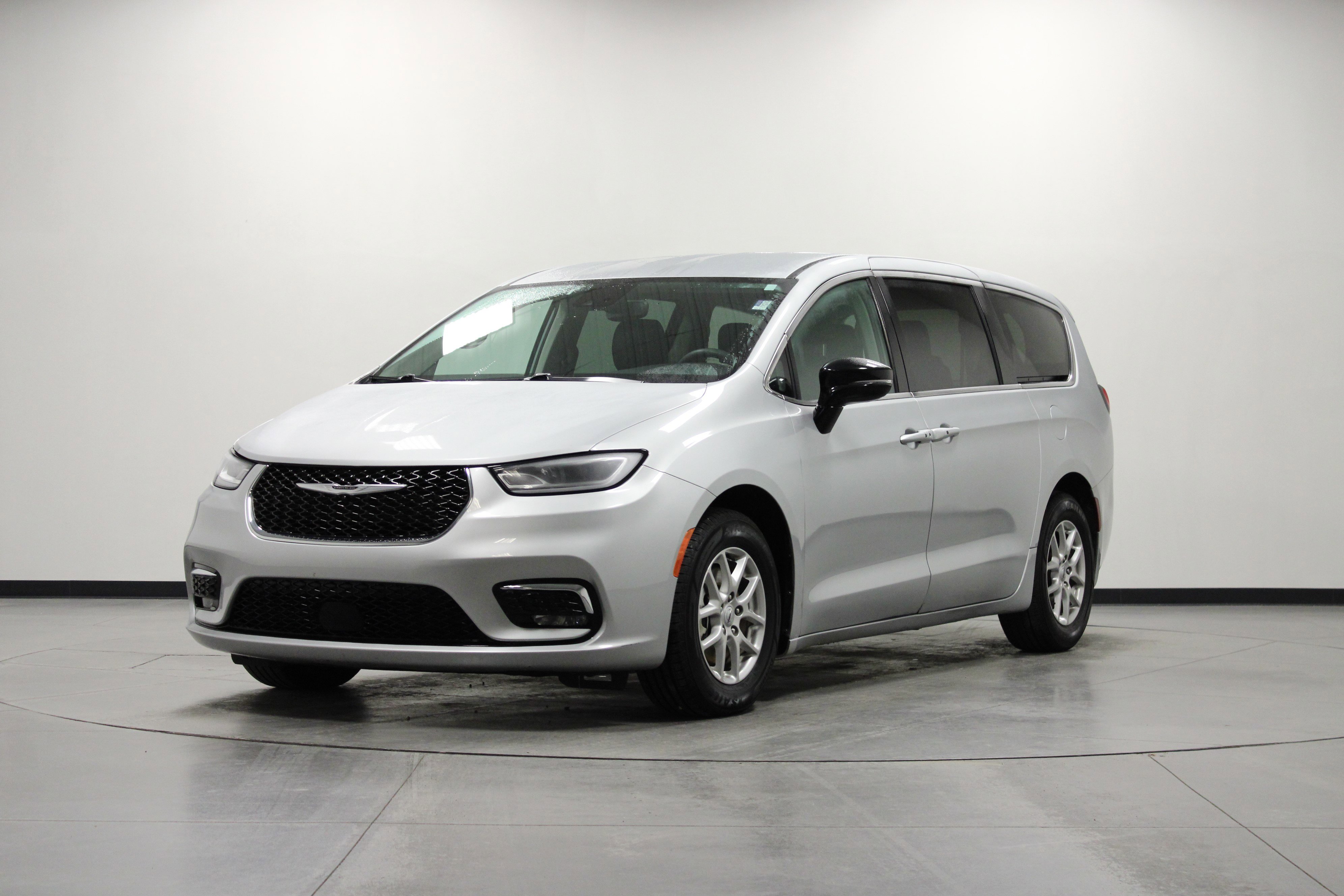Used 2024 Chrysler Pacifica Touring-L image 8