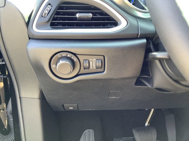 Used 2025 Chrysler Voyager LX FWD image 15
