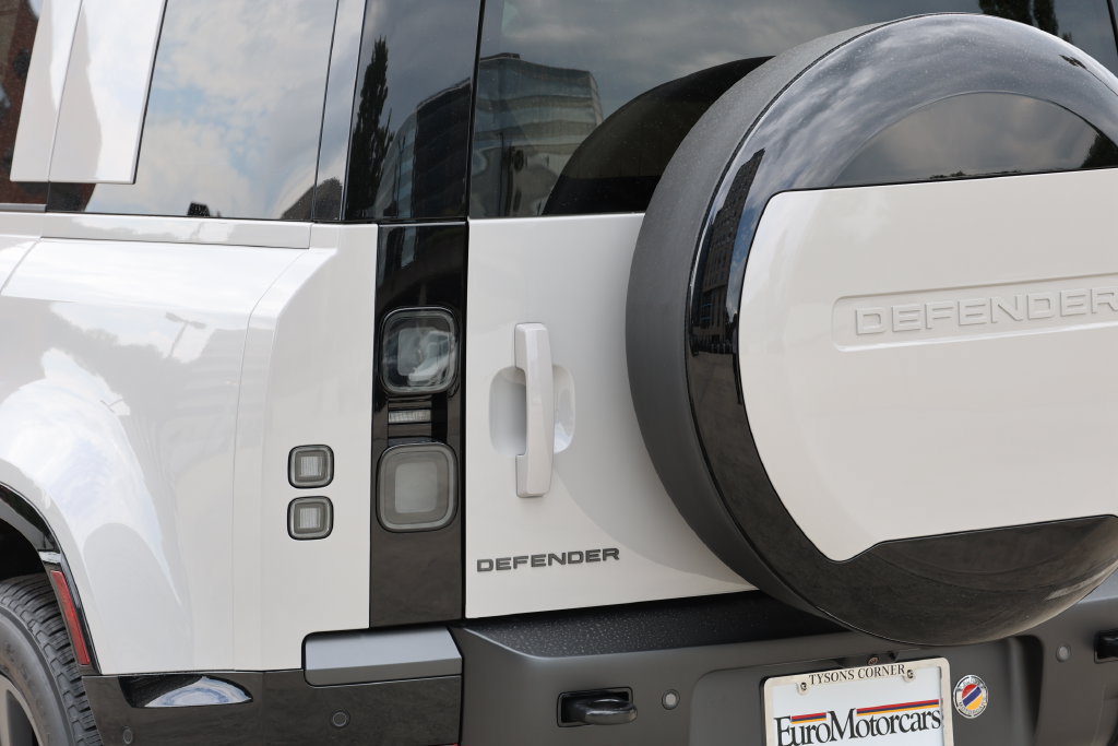 New 2026 Land Rover Defender 110 X-Dynamic SE AWD/4WD image 8