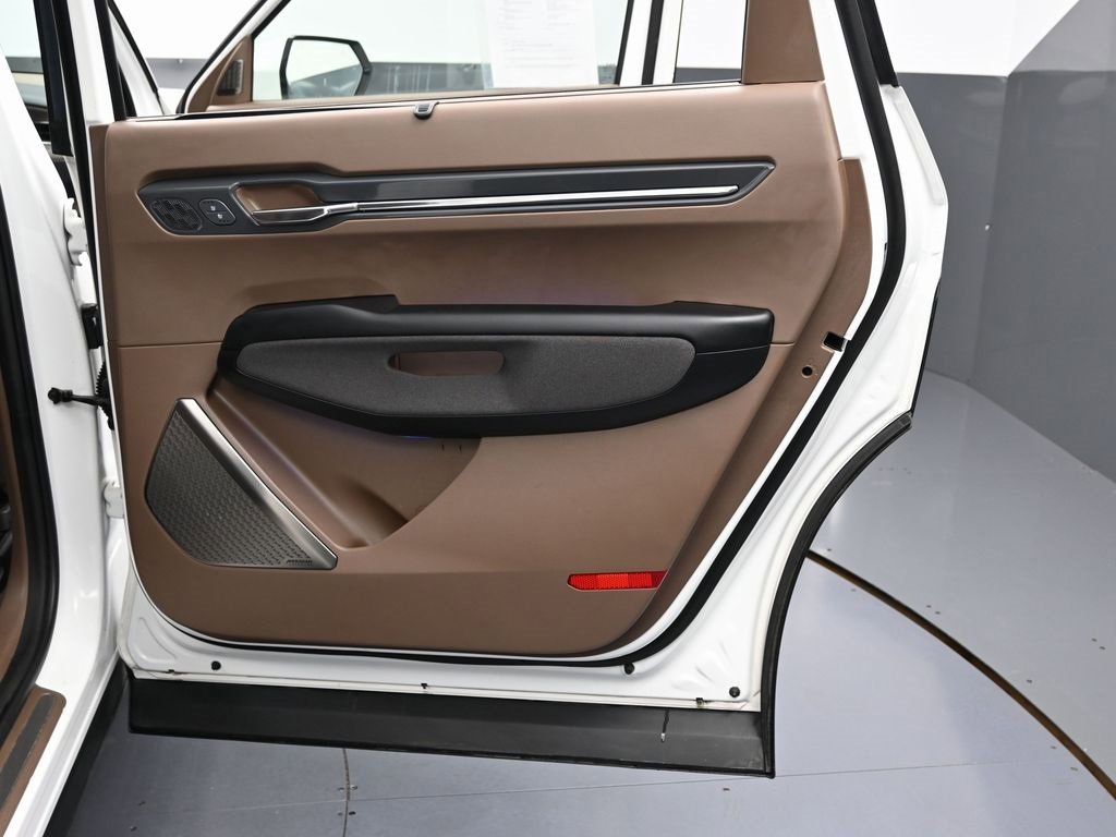 Used 2024 Kia EV9 Land image 40