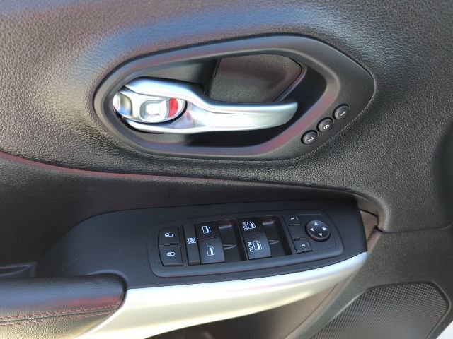 Used 2017 Jeep Cherokee Trailhawk image 18