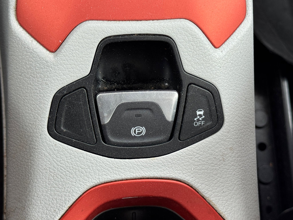 Used 2016 Jeep Renegade Latitude w/ Advanced Technology Group image 18