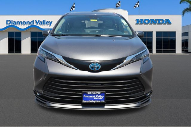 Used 2025 Toyota Sienna XLE FWD image 2