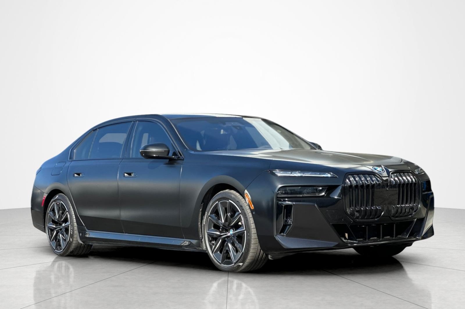 Used 2023 BMW i7 xDrive60 w/ Executive Package 2 AWD/4WD image 7