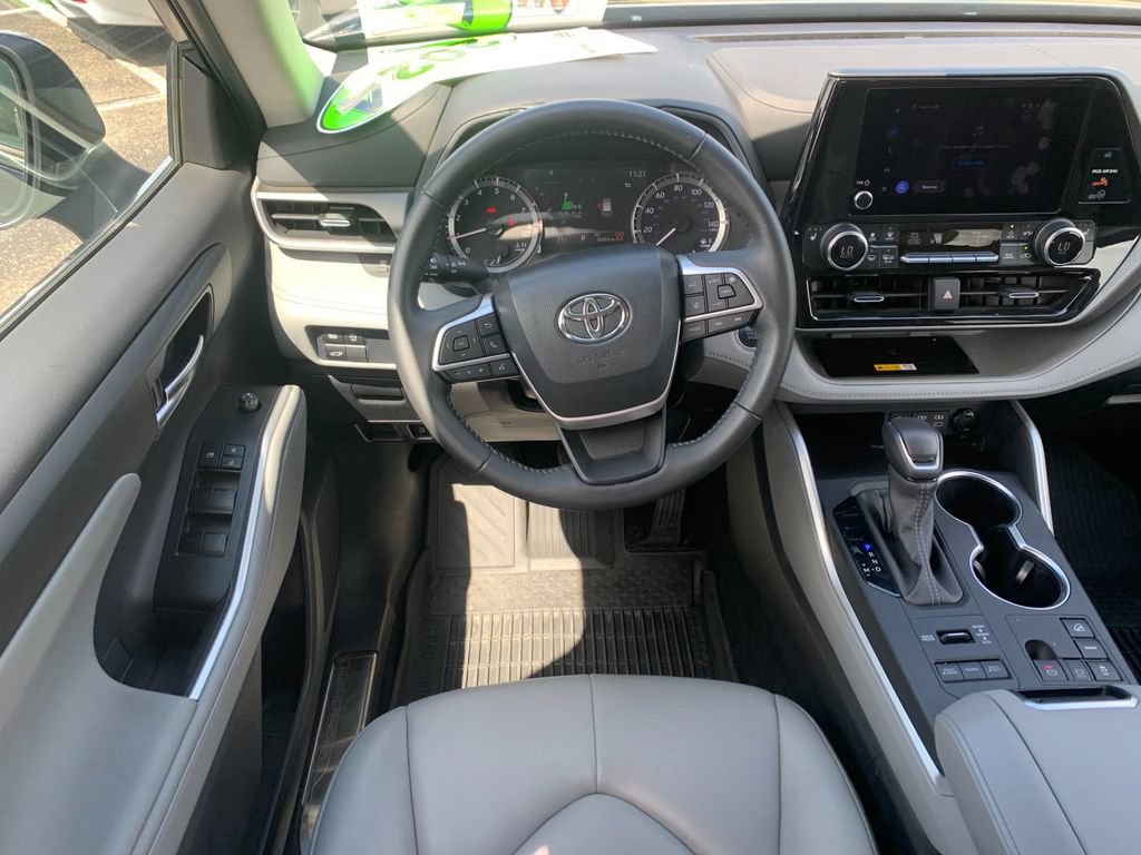 Used 2024 Toyota Highlander XLE AWD/4WD image 17
