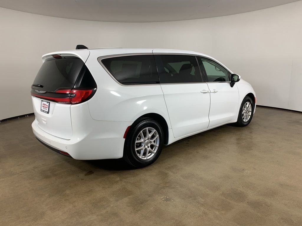 Used 2023 Chrysler Pacifica Touring-L FWD image 8