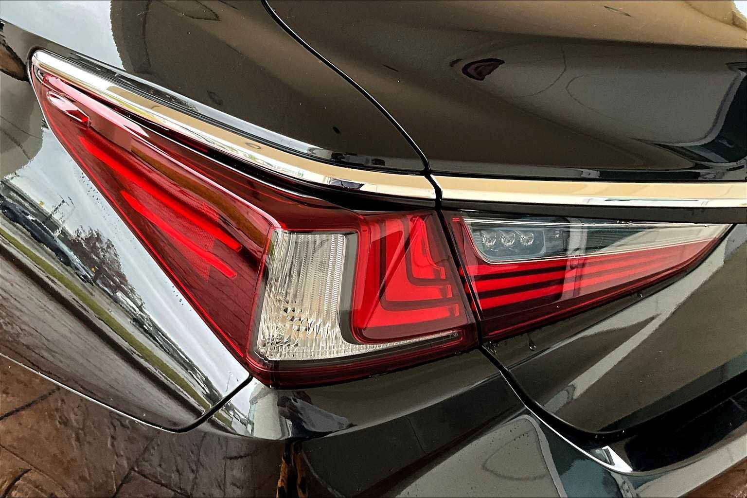 Used 2024 Lexus ES 350 w/ Premium Package image 27