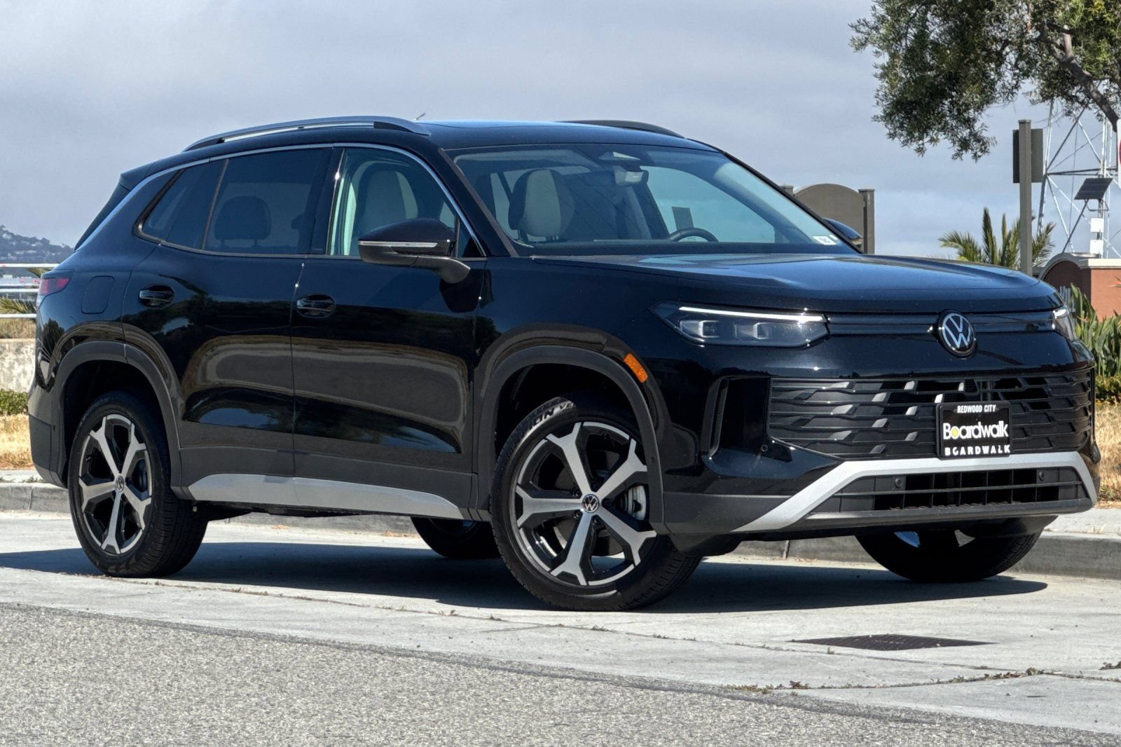 New 2025 Volkswagen Tiguan SE AWD/4WD image 2