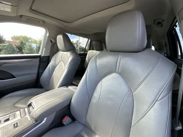 Used 2021 Toyota Highlander Limited AWD/4WD image 16