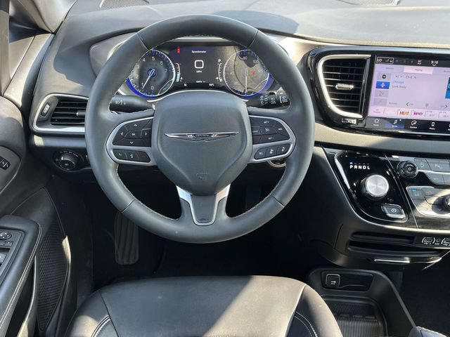 Used 2025 Chrysler Pacifica Select FWD image 17