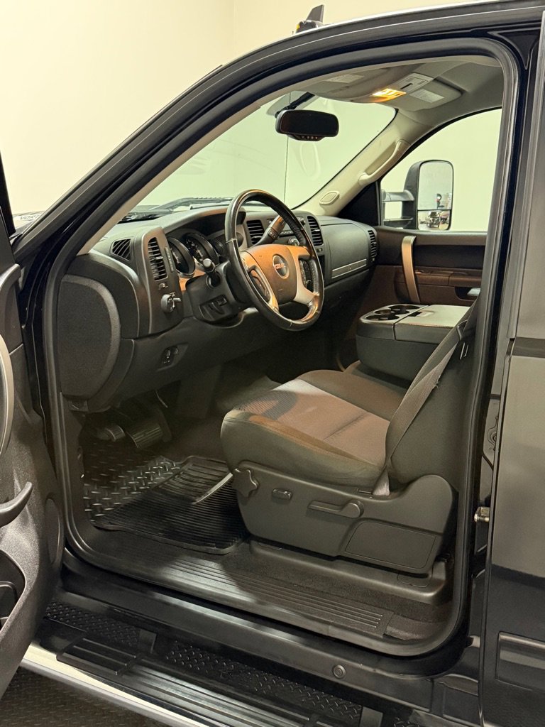Used 2011 GMC Sierra 2500 SLE w/ SLE Preferred Package AWD/4WD image 8