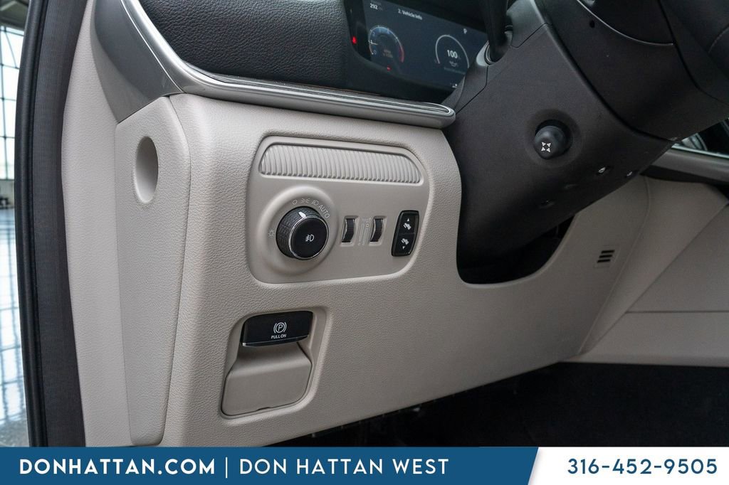 Used 2023 Jeep Wagoneer Series III w/ Preferred Equipment Group AWD/4WD image 18