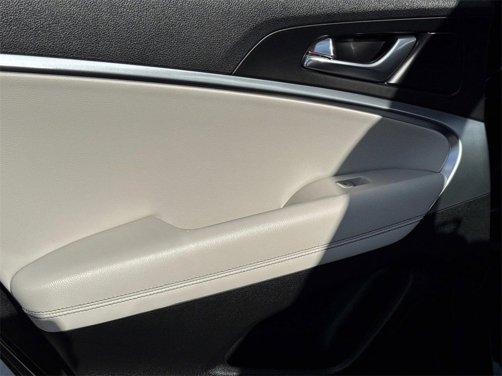 Used 2025 Genesis G70 2.5T image 16