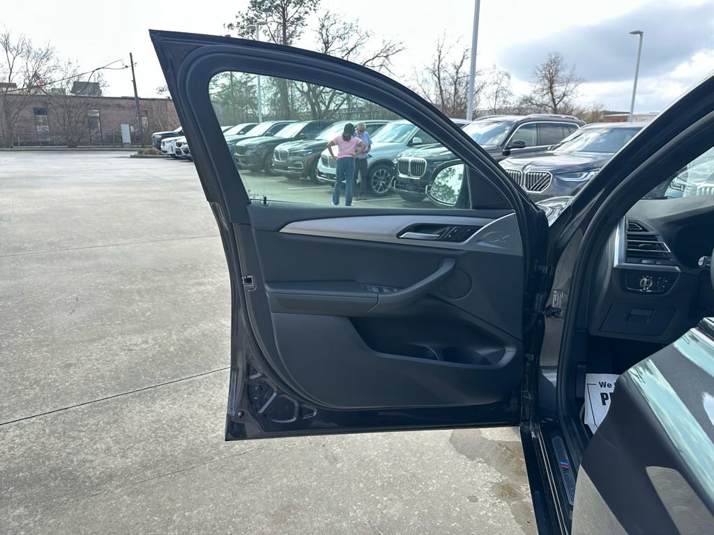 Certified 2025 BMW X4 xDrive30i image 10