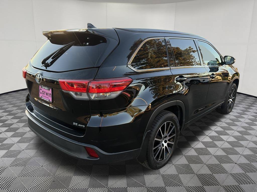 Used 2018 Toyota Highlander SE w/ Carpet Mat Package (TMS) AWD/4WD image 9