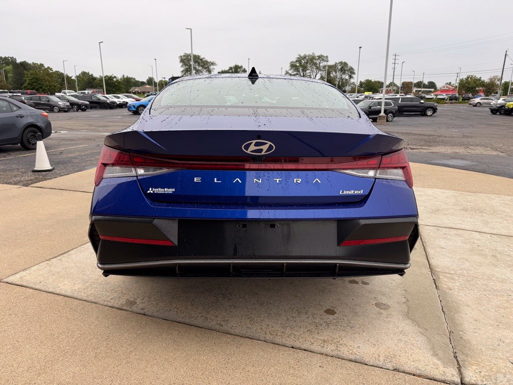 Used 2025 Hyundai Elantra Limited FWD image 15