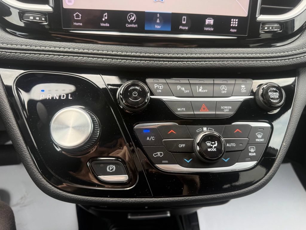 Used 2025 Chrysler Pacifica Select w/ Uconnect Theater Family Group AWD/4WD image 23