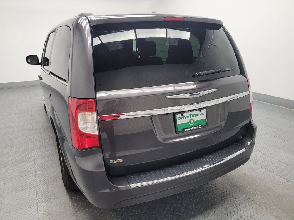 Used 2016 Chrysler Town & Country Touring FWD image 6
