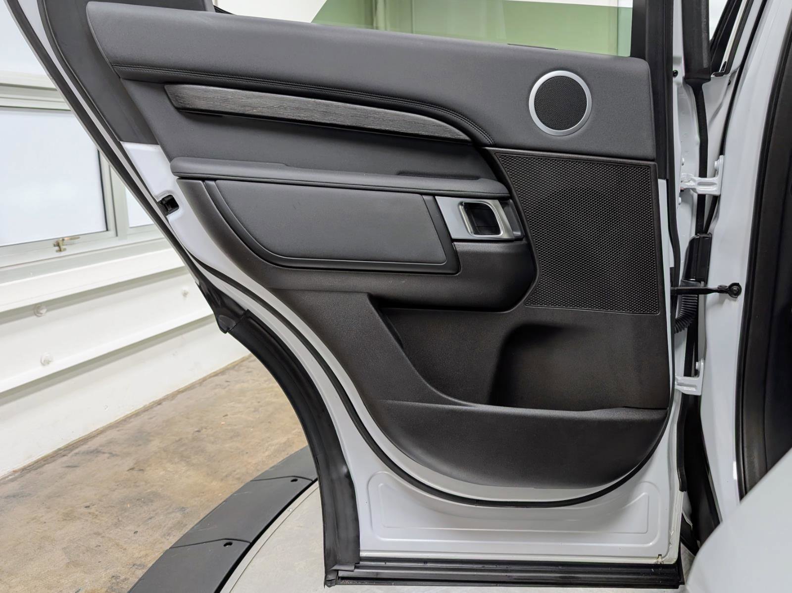 Used 2017 Land Rover Discovery HSE image 17