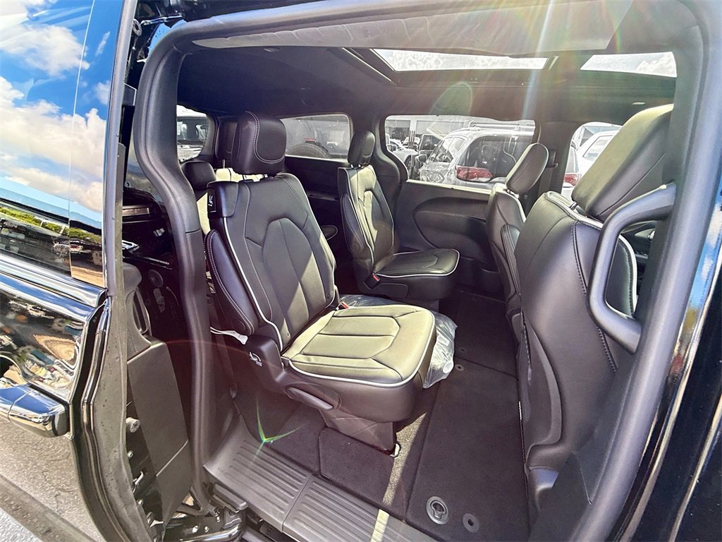 New 2026 Chrysler Pacifica Limited w/ S Appearance Package image 31