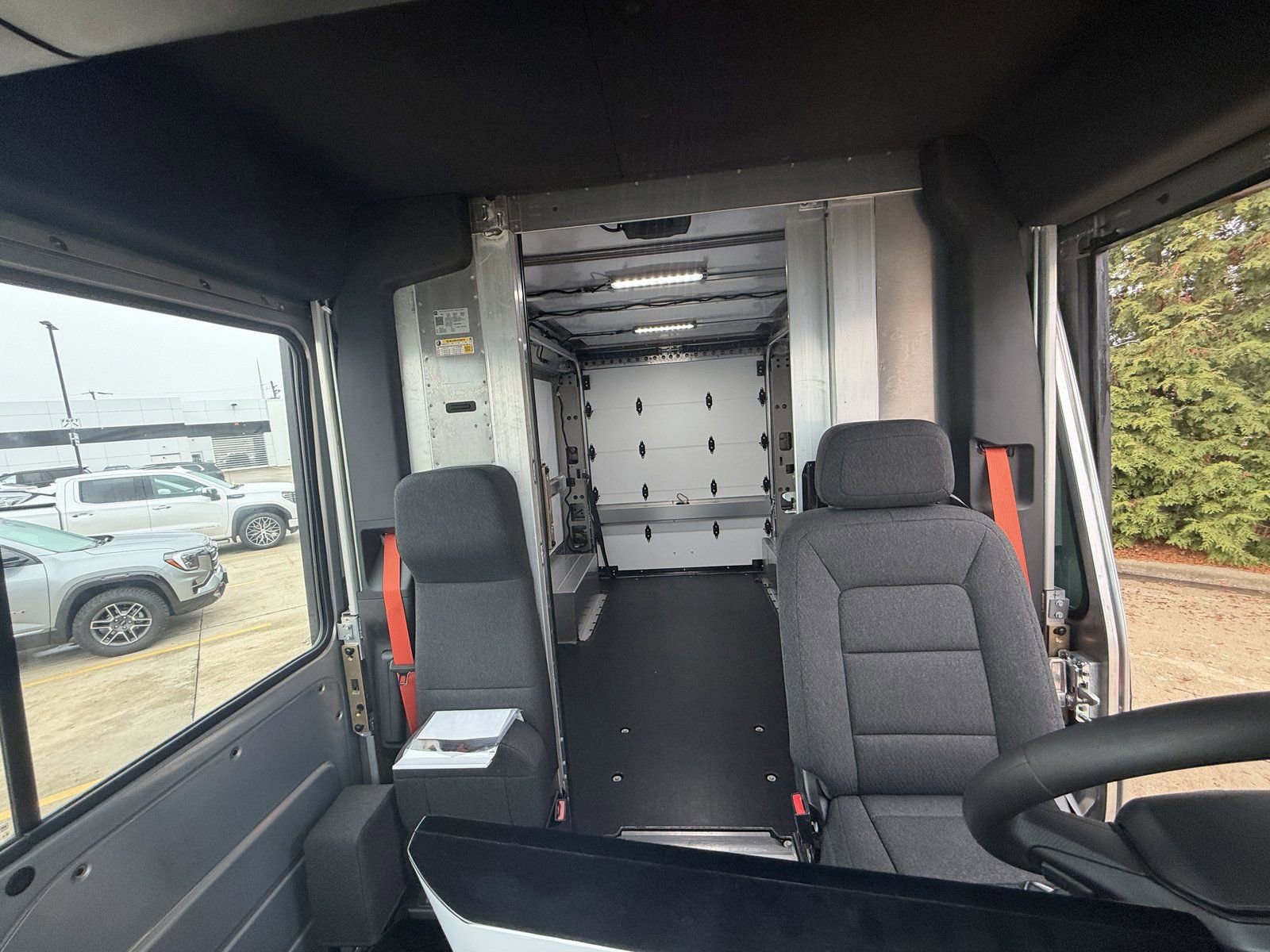 Used 2024 Chevrolet Brightdrop 400 w/ Commercial Equipment Package AWD/4WD image 3