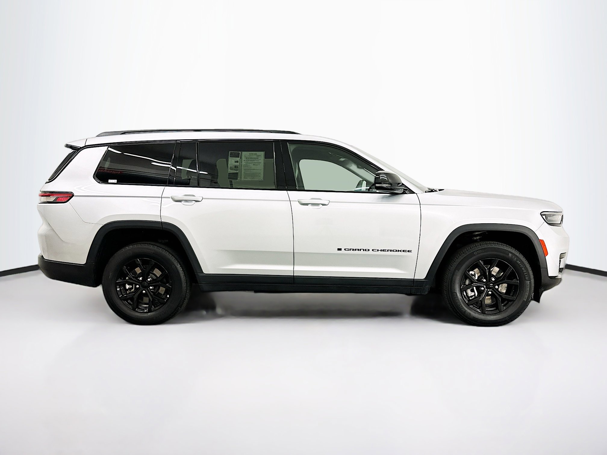 Used 2024 Jeep Grand Cherokee L Laredo image 10