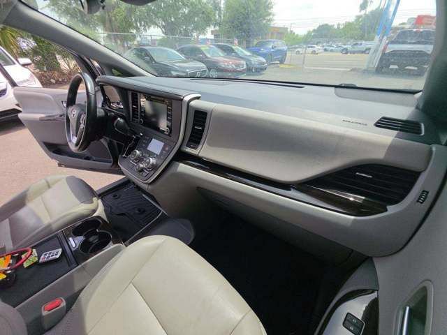 Used 2020 Toyota Sienna XLE FWD image 5