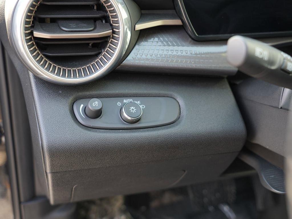 Used 2024 Chevrolet Trax ACTIV w/ Driver Confidence Package image 17